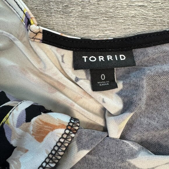 Torrid Black Floral Front Button Detail Swing Tank N28 - Picture 3 of 5